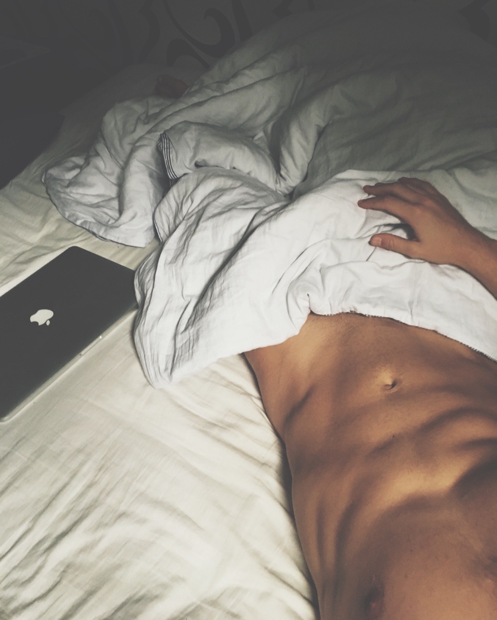 Распростившись с божественным телом...