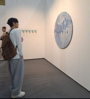 Я смотрю в небесные дали