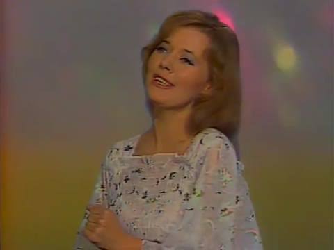 Я слышу песню уж который год...