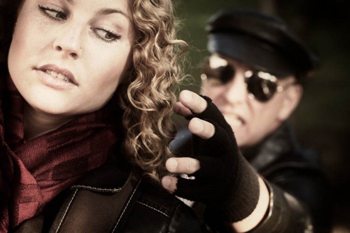 В подъезде встретились случайно