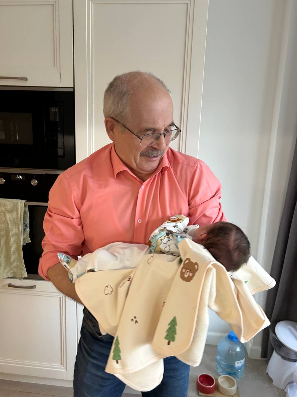 Начало жизни я держу в своих руках