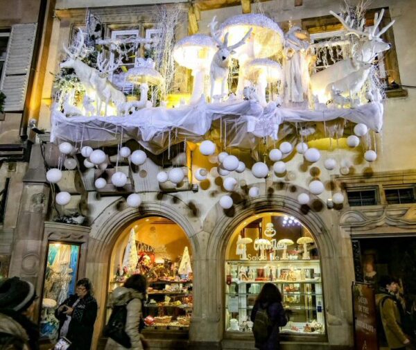 Когда гоняет ветер мишуру