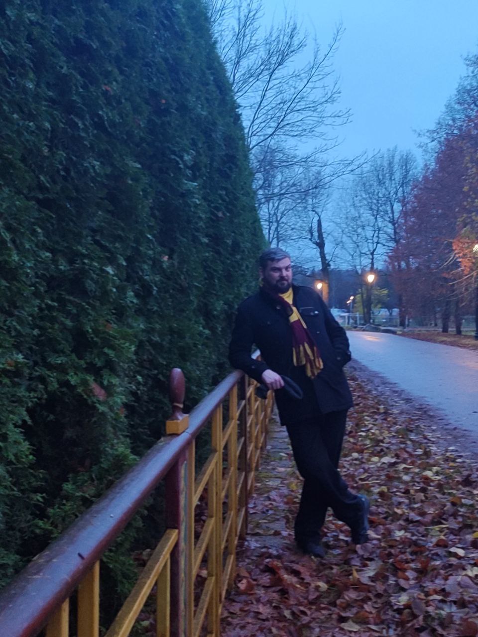 Я сочиняю на ходу, держу за осень мазу