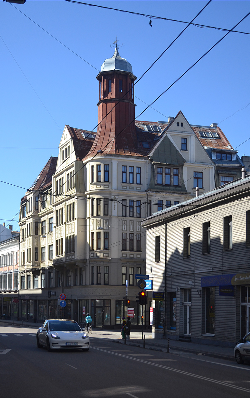 Рига. Башня на доме