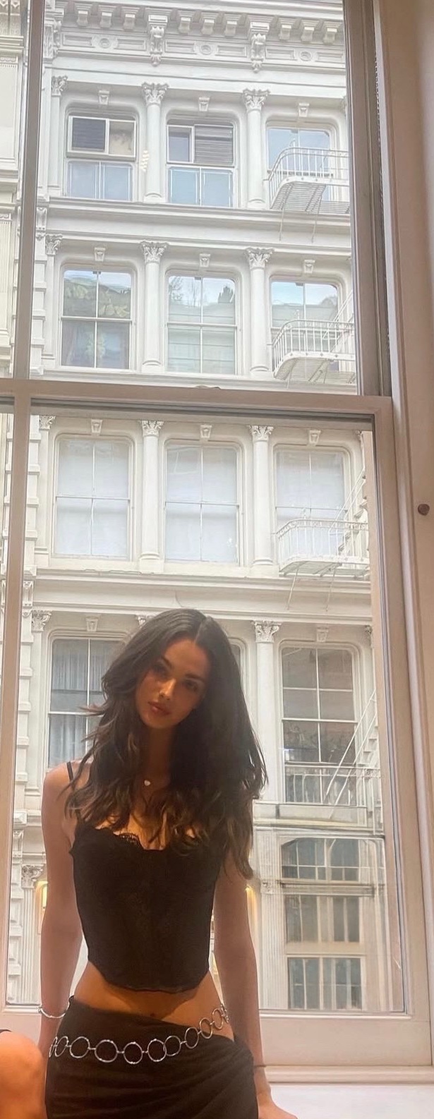 Окно и дом напротив