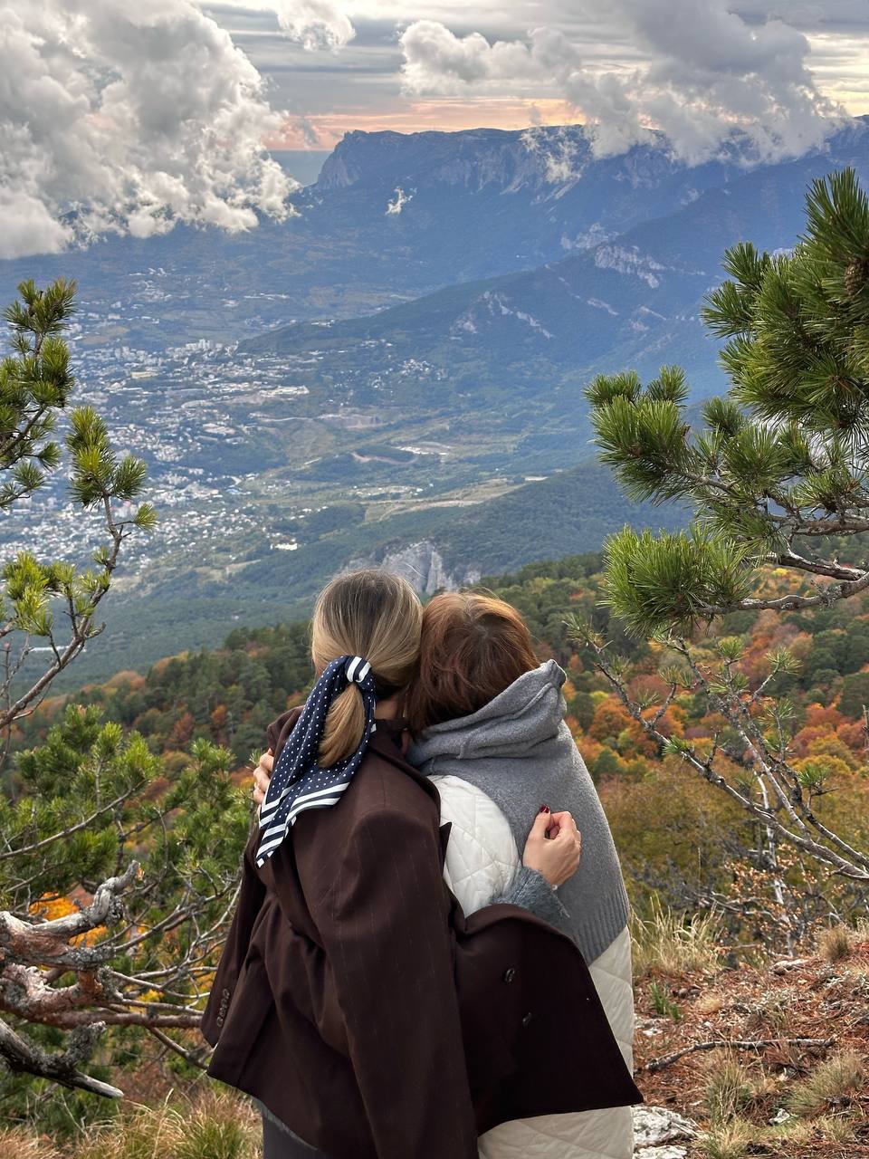 Давно тебе не заплетаю косы