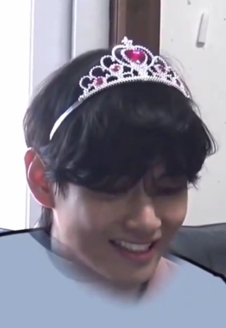 Корону на голову водрузив