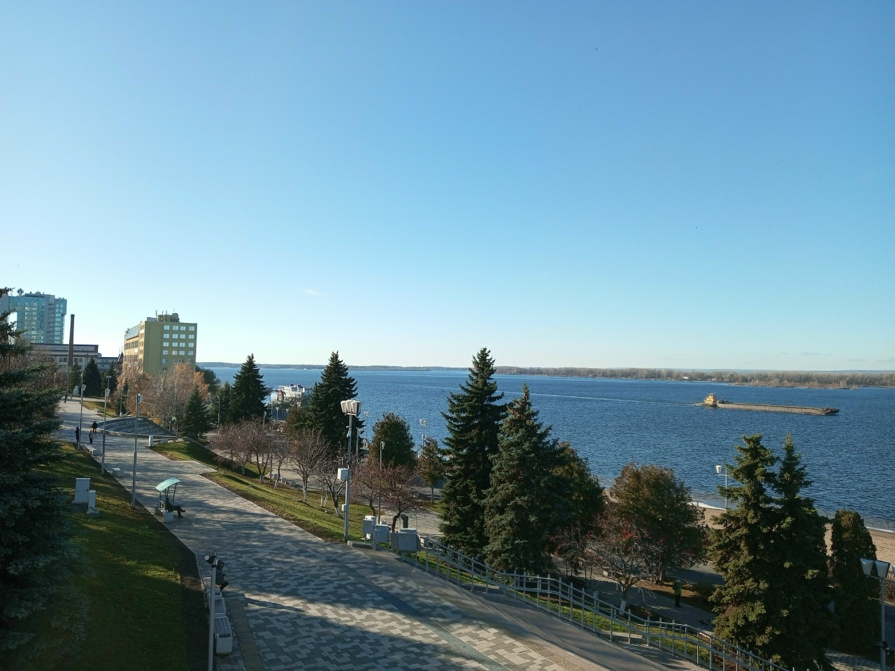 В четверг...