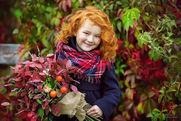 Огонёк среди осеннего леса