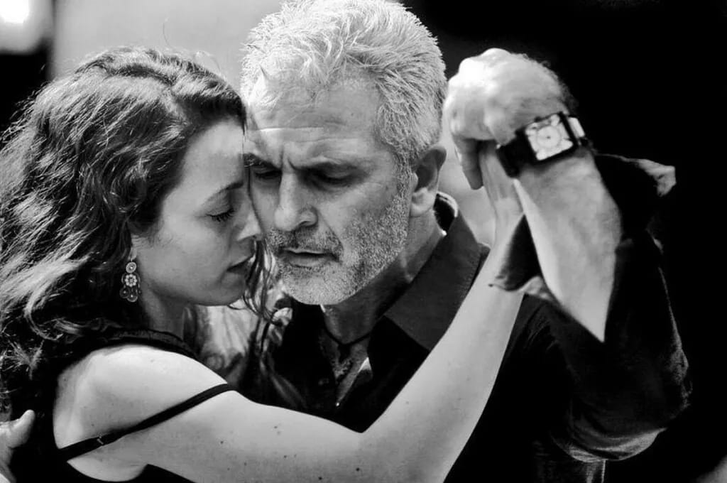 Танцую я сегодня не одна