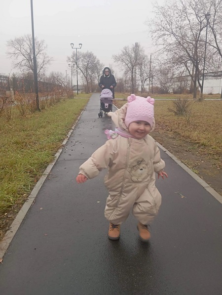 А мы с тобой гуляем под дождём...