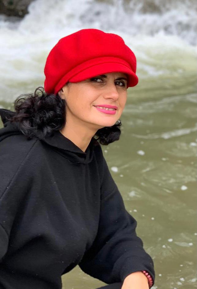 В ней проходящая рядом,