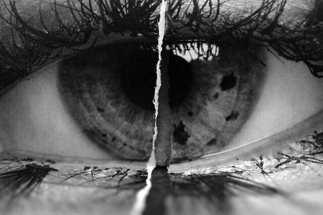 ломает зеркало тьму