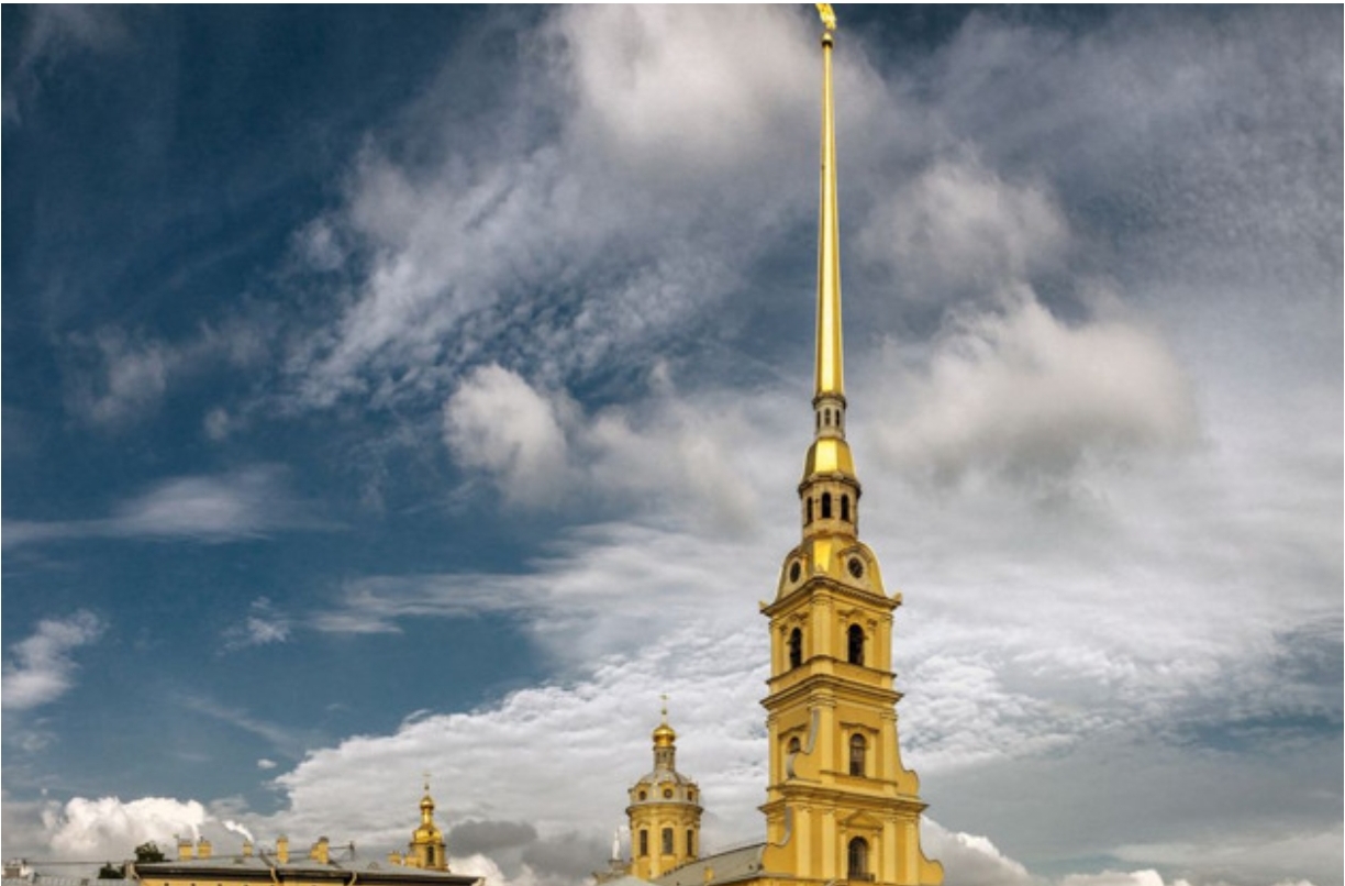 Я словно шпиль, что ангелом храним