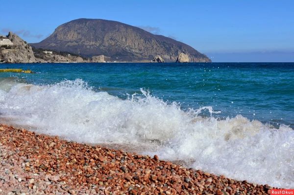 Море, плещется у ног