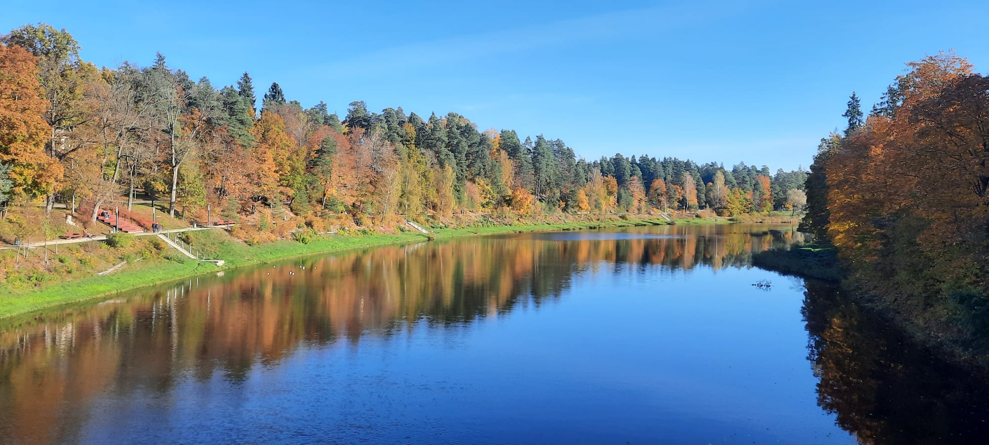 Далеко та румяная осень