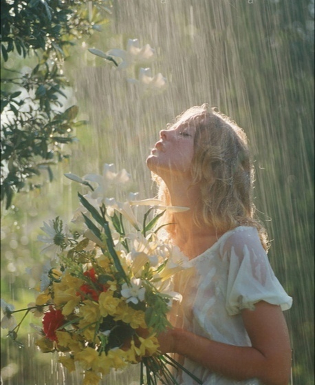 Ты написала помадою алой