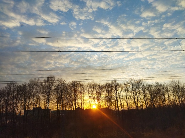 Вдоль горизонта солнце катится...