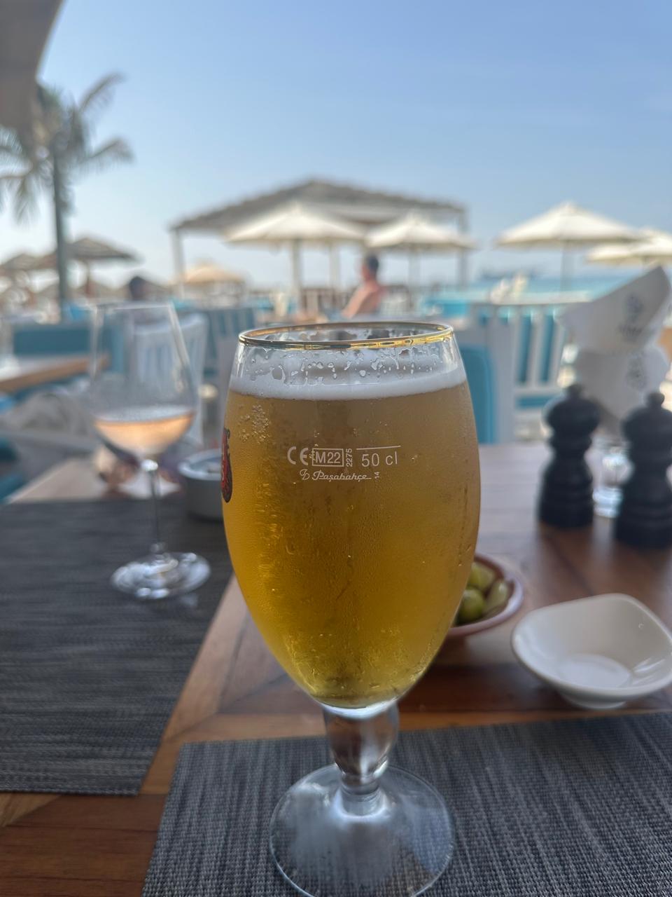 Кружка пива под ярким солнцем