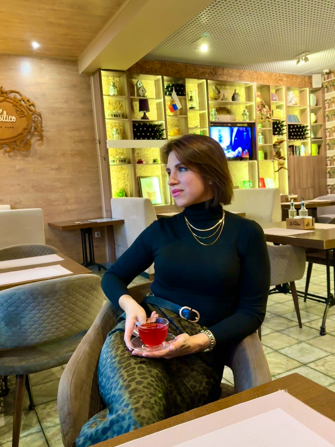 На ладони блюдце