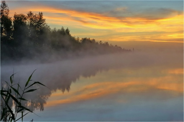 Закат осенний в дымке над рекою