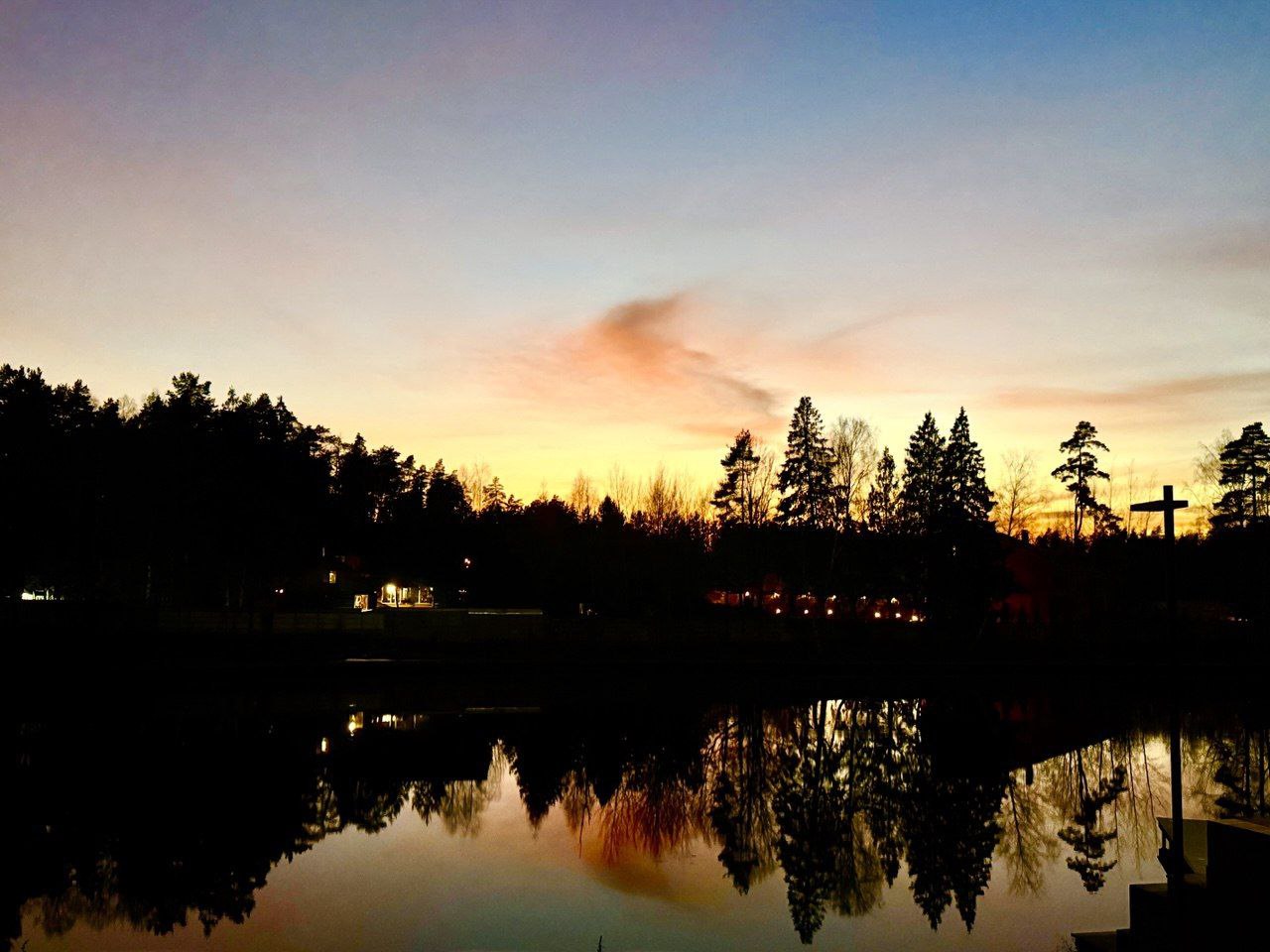 На глади озера застыло отражение