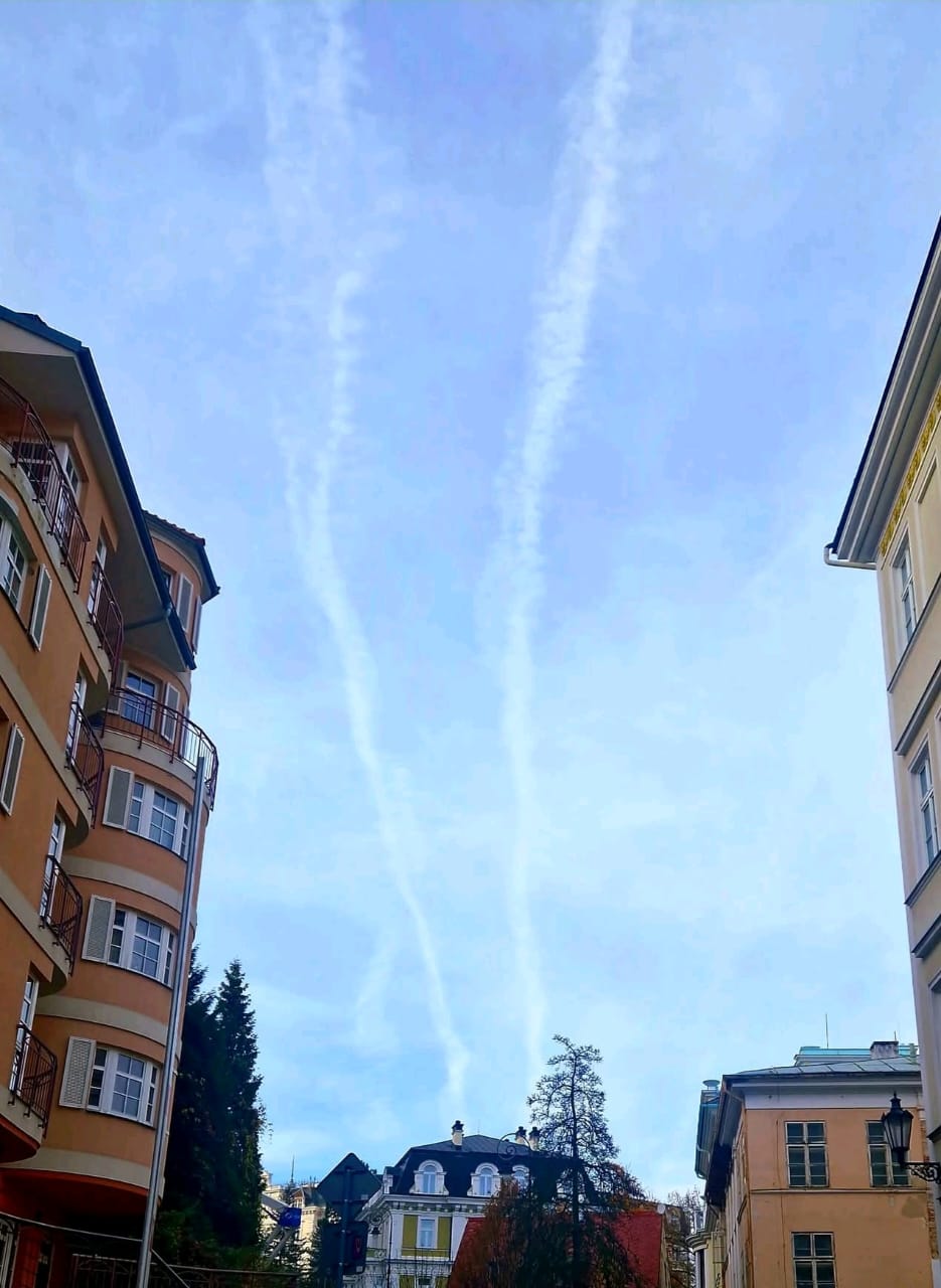 Самолётный дымок