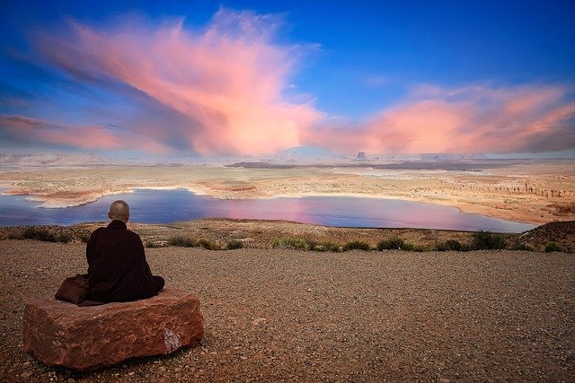 Сидел он неподвижно