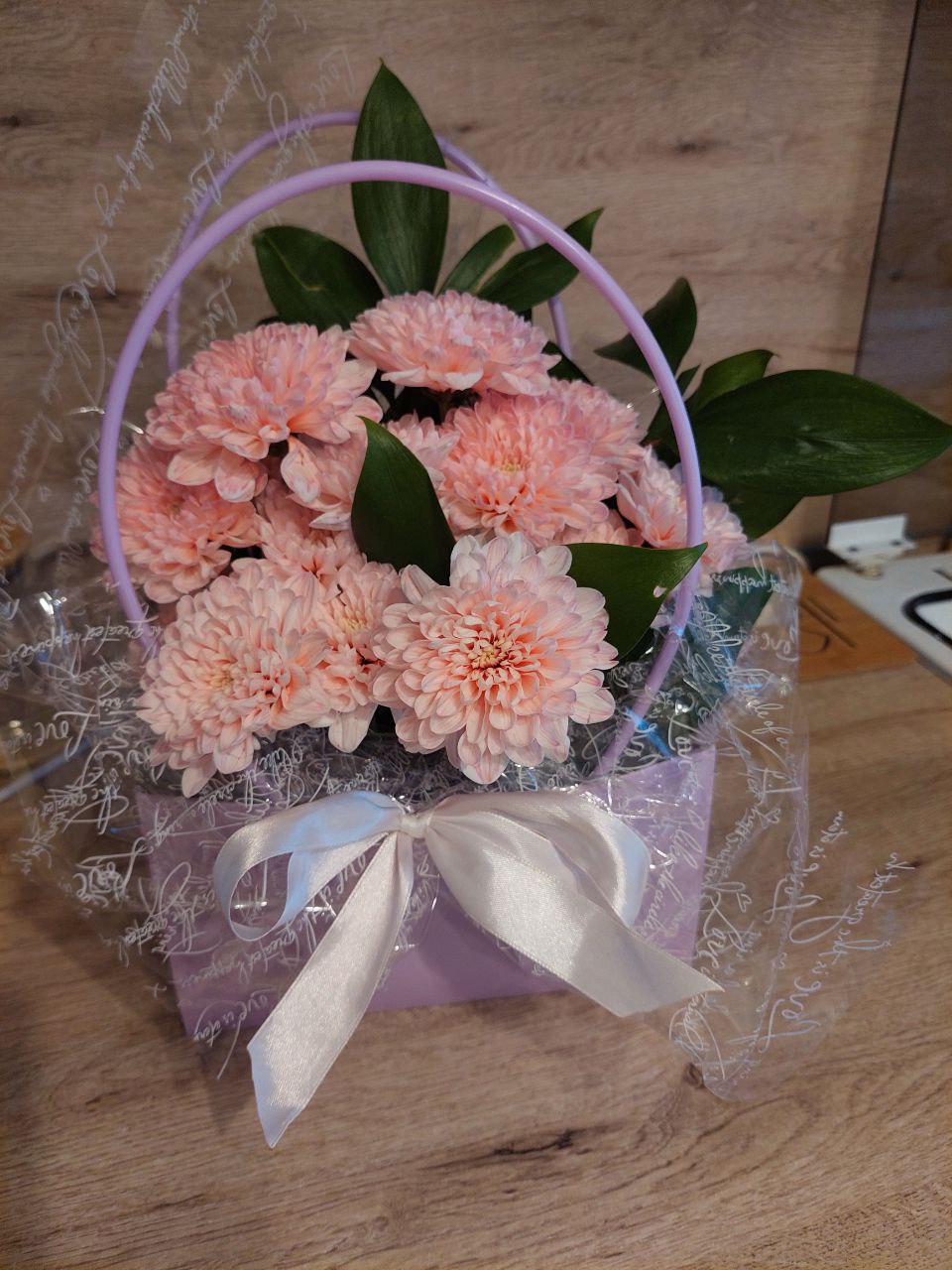 Хризантемы в корзинке