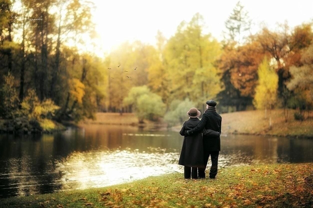 Осень. Тихо шепчет парк