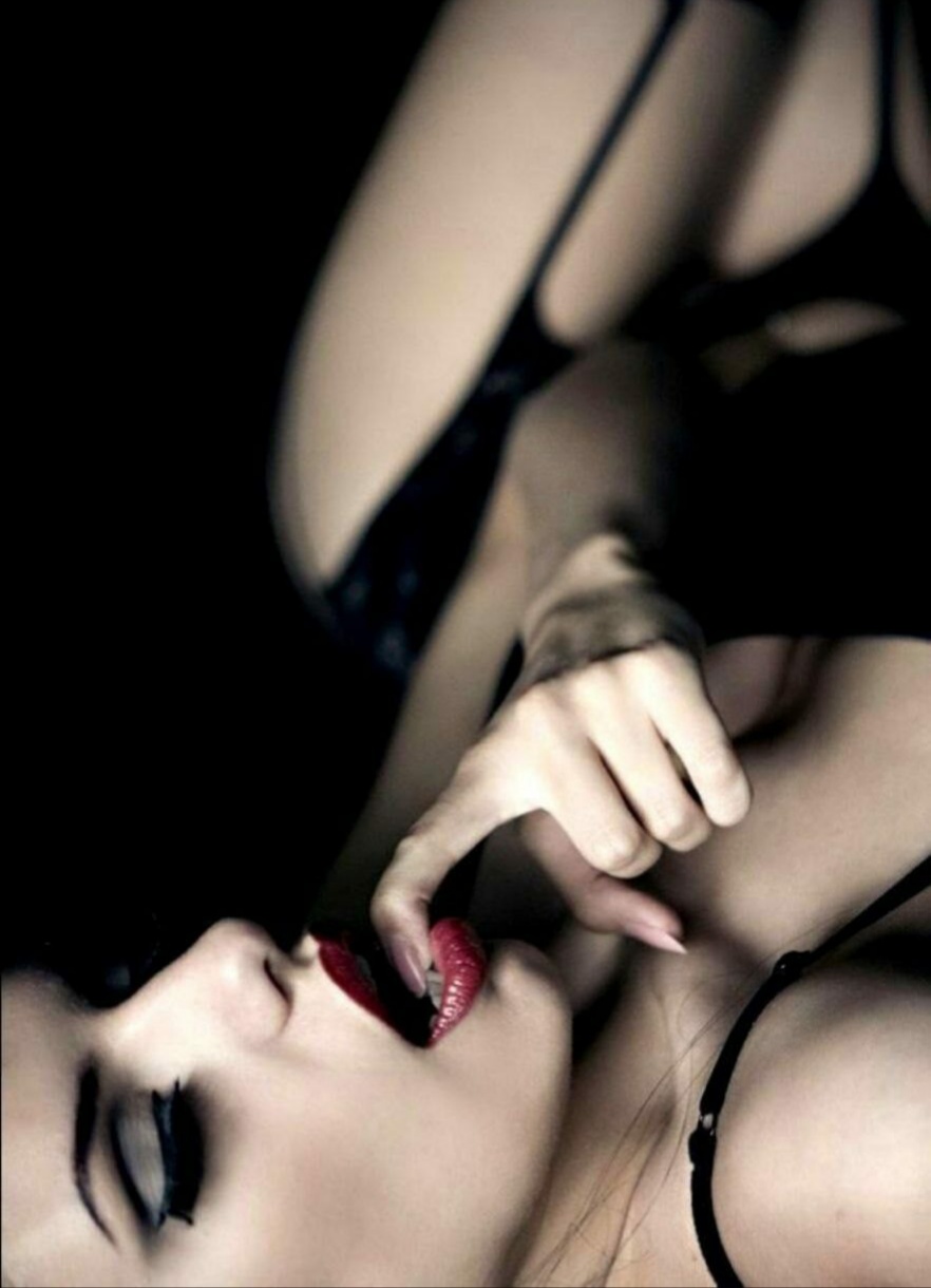 Коснуться взглядом. а мне бы просто тебя коснуться