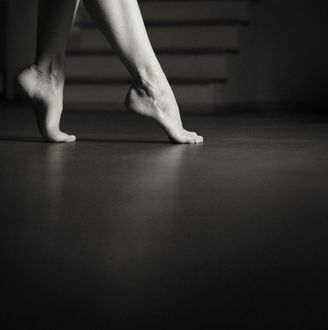 На цыпочках