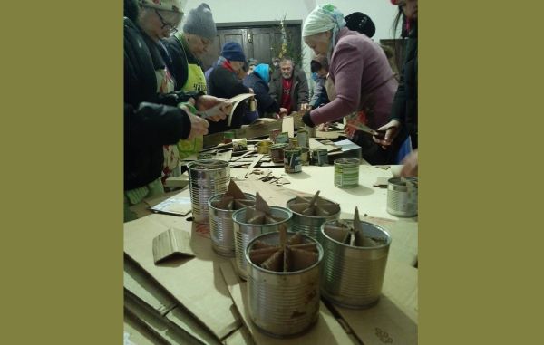 Горит окопная свеча мерцая...