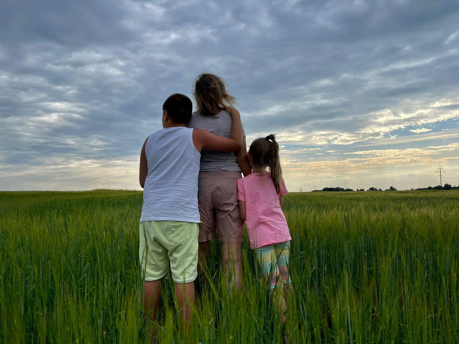 Выходит на дорогу мать