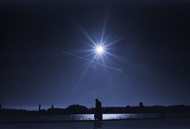 Стих ложится на белом, на белом