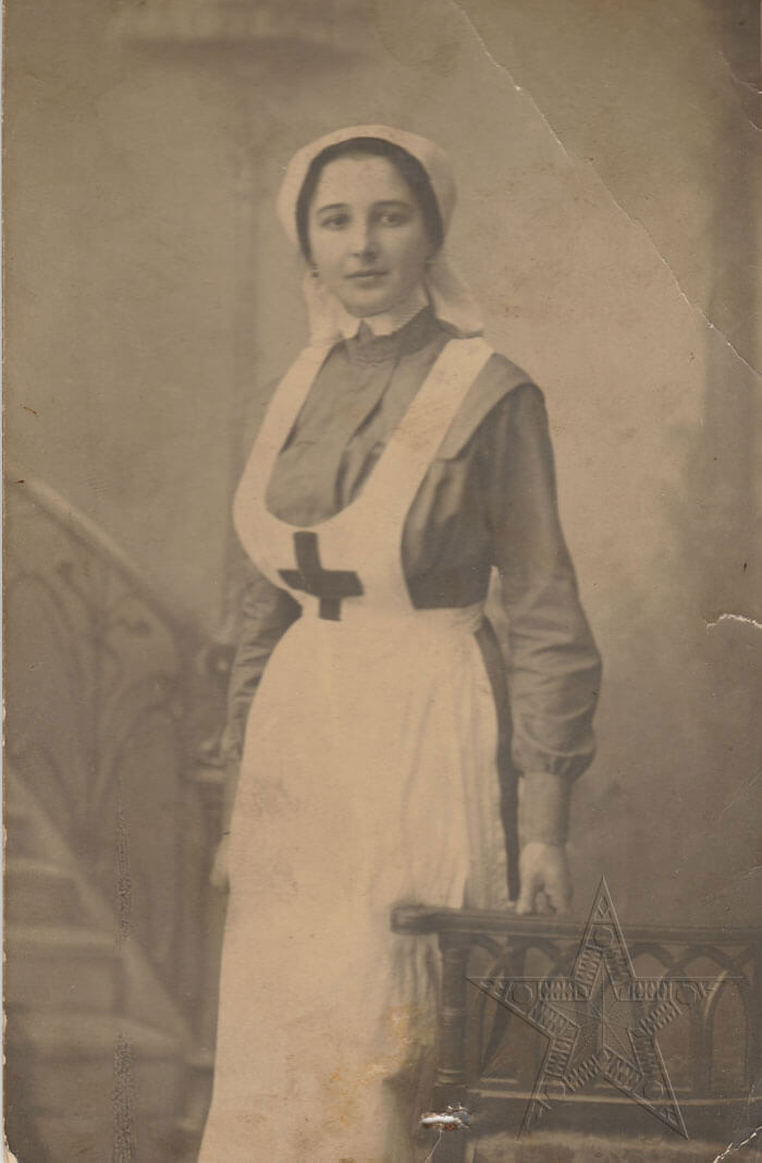 Ретро. Дочь - сестра милосердия