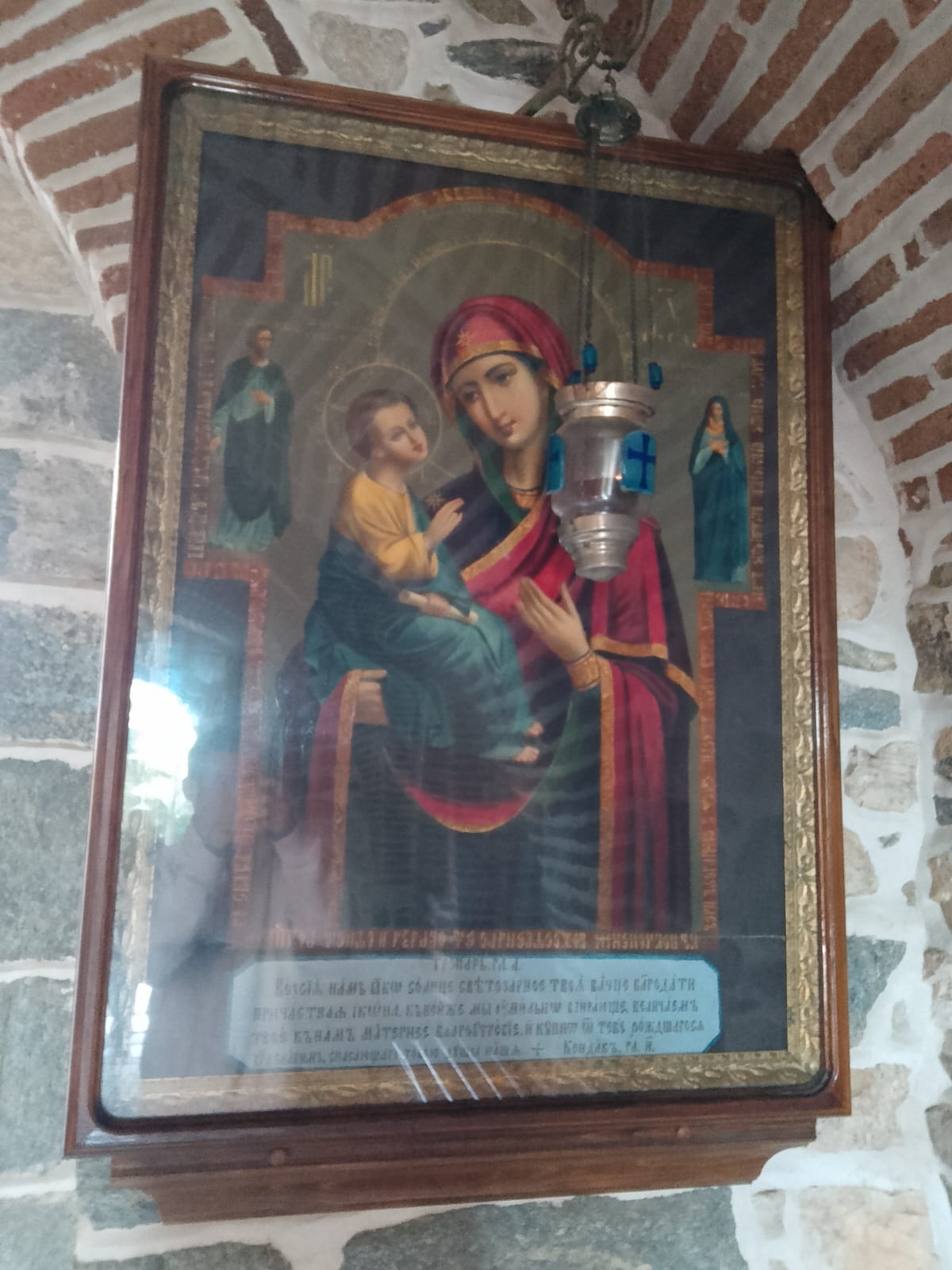 Под сводами храма, где свечи мерцают..