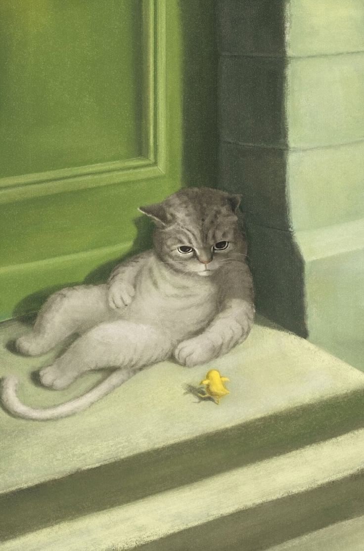 плюшевый кот наблюдает за цыплёнком