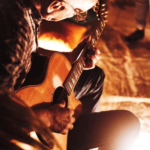 В тиши ночной, под звук гитары